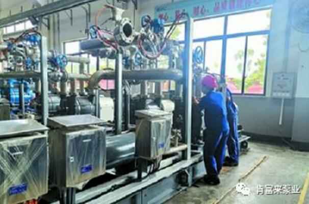 广州贾博绿色环保产品有限公司生产线员工正在组装化工成套机组