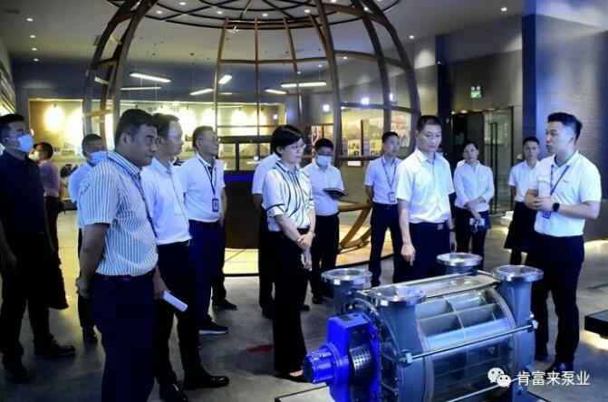 公司董事长、总经理陈迪(右一)向李军区长(右二)一行介绍广州贾博绿色环保产品有限公司产品